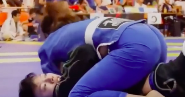 VIDEO: Cô gái xinh đẹp bắt đối thủ nam ôm hận trên sàn Judo