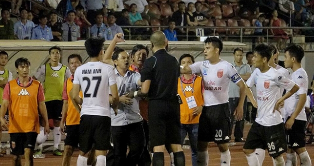 VIDEO: 5 phút đáng xấu hổ nhất lịch sử V-League