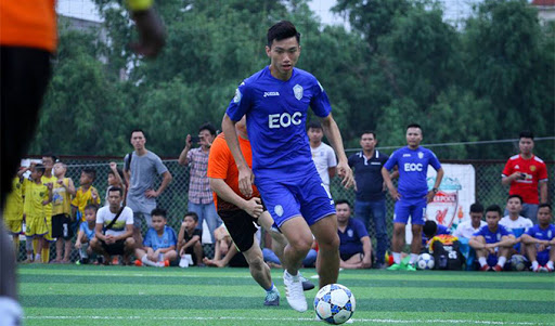 VIDEO: Đoàn Văn Hậu trình diễn kỹ năng đỉnh cao ở sân Phủi