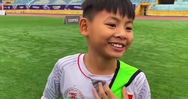 'Messi Hải Dương' sút bóng lắc lư như Cristiano Ronaldo