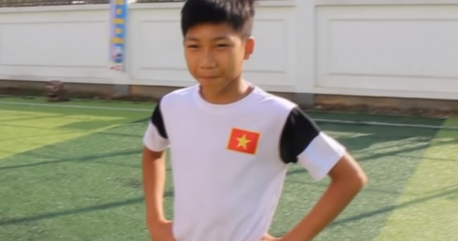 'Tuấn Anh nhí' thể hiện kỹ năng đảo chân và sút bóng lắc lư như Ronaldo