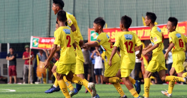 VIDEO: U12 SLNA sút xa như 'bắn đại bác' vào khung thành