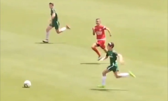 VIDEO: Pha solo ghi bàn từ sân nhà gây sốt CĐM thế giới