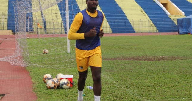 Ngoại binh cãi tay đôi với HLV Lê Huỳnh Đức dính chấn thương