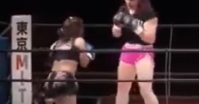 Nữ võ sĩ 1m58 thách đấu đối thủ 1m88 trên sàn MMA và cái kết