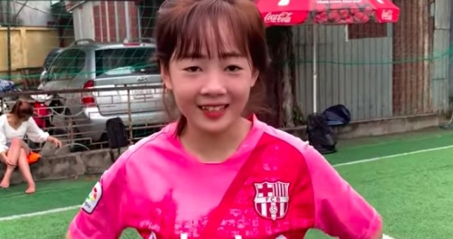 'Quang Hải phiên bản nữ' lập siêu phẩm bằng chân trái gây sốt CĐM