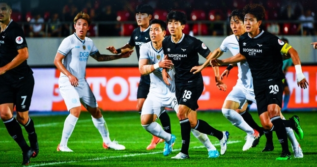 Cựu tiền đạo tuyển Hàn Quốc lập cú đúp đẳng cấp sau 10 phút