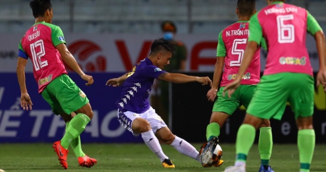 Đương kim vô địch đè bẹp đối thủ đến từ giải Hạng Nhất