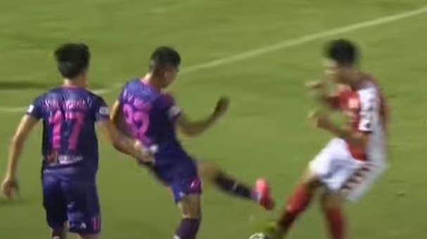 VIDEO: Công Phượng suýt dính chấn thương nặng với pha vào bóng nguy hiểm