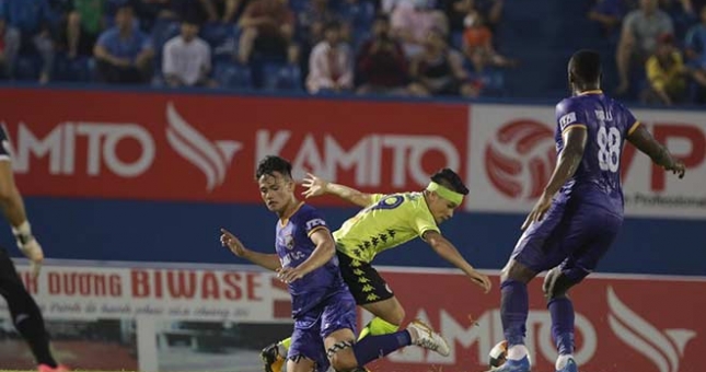 VIDEO: Quang Hải bỏ lỡ cơ hội ghi bàn khó tin trước Bình Dương