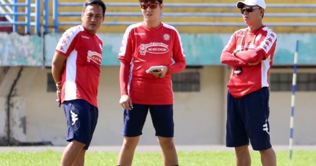 Cầu thủ TPHCM không tuân theo chiến thuật, HLV người Hàn bực tức bỏ về