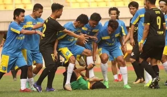 Cầu thủ Indonesia hành hung trọng tài ngay trong trận đấu