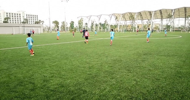 VIDEO: Cầu thủ Phù Đổng nhận thẻ đỏ trực tiếp sau pha tung cước thô bạo