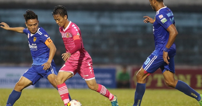 Mưa bàn thắng trong trận đấu giữa Sài Gòn và Quảng Nam