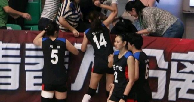 Nữ VĐV bóng chuyền đấm gục nam bảo vệ ngay giữa trận đấu