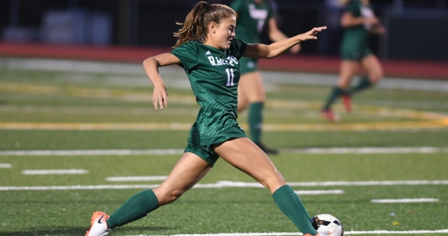 VIDEO: Nữ cầu thủ đi bóng như CR7 trong màu áo Man Utd