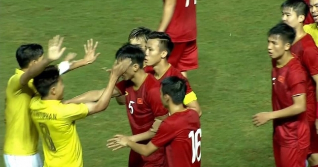 VIDEO: Văn Hậu lĩnh trọn cái tát 'oan ức' từ Thitiphan