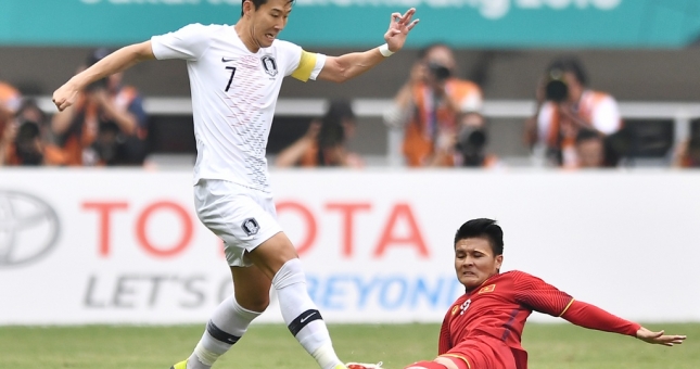 VIDEO: Quang Hải liên tục khiến Son Heung Min phải phạm lỗi