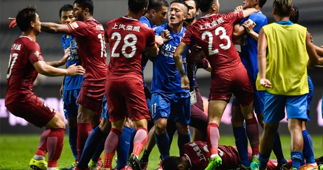 VIDEO: Oscar bị cầu thủ Trung Quốc 'đánh hội đồng' ngay trên sân