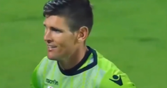 VIDEO: Thủ môn 'tự đào hố chôn' với pha xử lý khiến đồng đội sôi máu