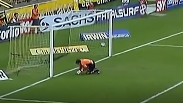 VIDEO: Thủ môn tự ném bóng vào lưới đầy ngỡ ngàng