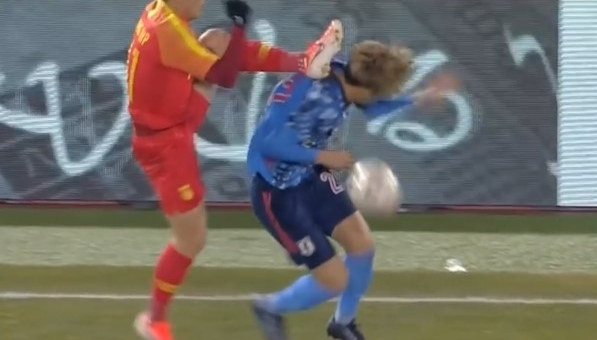 VIDEO: Trọng tài bỏ qua pha bóng thô bạo bậc nhất thế giới