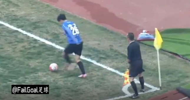 VIDEO: Quả đá phạt góc 'có 1 không 2' và cái kết bất ngờ