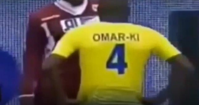 VIDEO: Hai cầu thủ tưởng thời gian trôi vô tận khiến CĐV phì cười