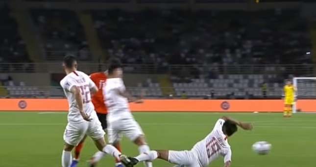 VIDEO: NHM Trung Quốc 'chết lặng' với pha bóng tấu hài của cầu thủ đội nhà