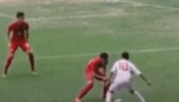 VIDEO: Cầu thủ đảo chân như 'rang lạc' và cái kết