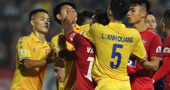 Trung vệ U22 Việt Nam: 'Cầu thủ Nam Định đã bóp cổ tôi'