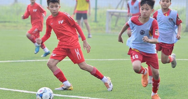 VIDEO: 'Messi Hà Tĩnh' Lê Anh Đức đi bóng như dính vào chân