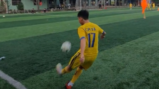 VIDEO: Cầu thủ U12 SLNA tạt bóng kiểu Ngoại Hạng Anh