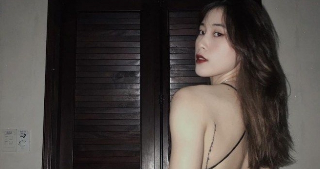 Hot girl bóng chuyền Thu Huyền khoe trọn tấm lưng trần