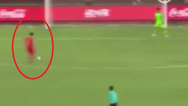 VIDEO: Đi bóng kiểu Zidane rồi kiến tạo cho đồng đội sút tung lưới nhà