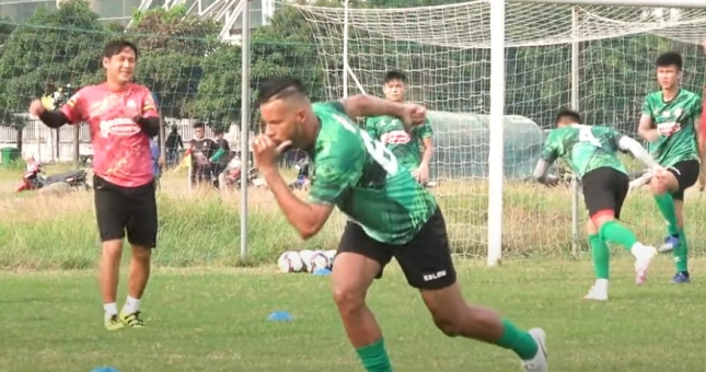 VIDEO: Tiền đạo Brazil gây ấn tượng trong ngày ra mắt HLV Mano Polking