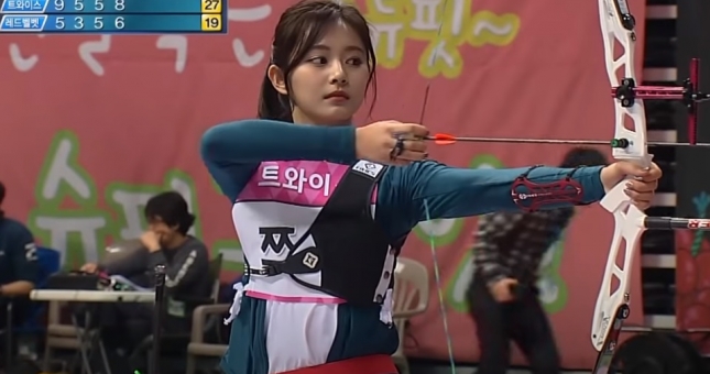 VIDEO: Nữ ca sĩ Hàn Quốc thể hiện tài bắn cung 'bách phát bách trúng'