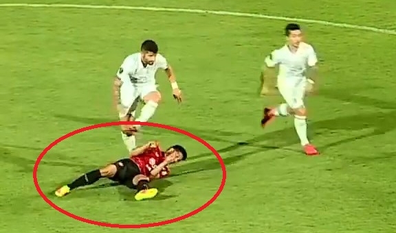 VIDEO: Cầu thủ Muangthong United nằm gục sau pha bóng thô bạo