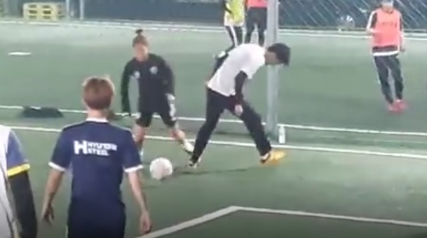 VIDEO: Hot girl Hàn Quốc 'xâu kim' đối thủ và dứt điểm cháy lưới