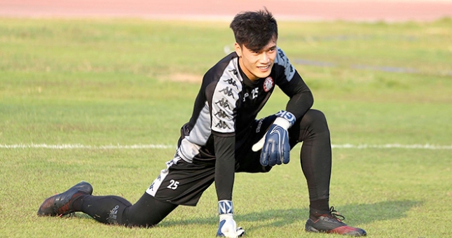 VIDEO: Bùi Tiến Dũng tập chơi bóng bằng chân theo giáo án của HLV Brazil