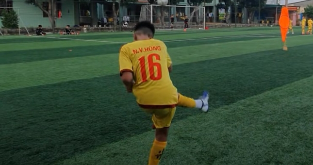 VIDEO: Cầu thủ trẻ SLNA tạt bóng 'hình trái chuối' siêu chính xác
