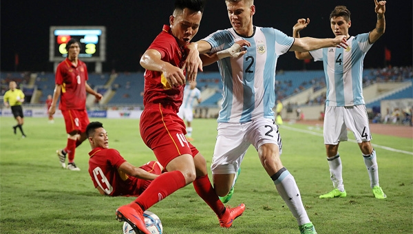 VIDEO: Công Phượng và đồng đội thảm bại trước lứa trẻ Argentina