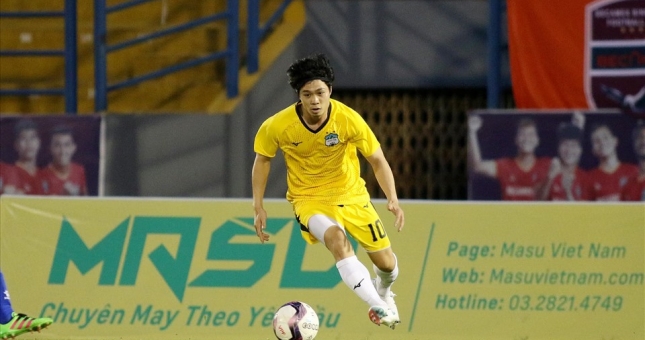 VIDEO: Công Phượng lập siêu phẩm chân trái từ ngoài vòng cấm