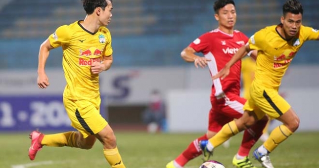 VIDEO: Nguyên Mạnh bó tay khi Văn Toàn đặt bóng vào chân Văn Thanh