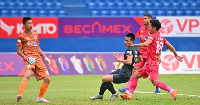 Tiến Linh bỏ lỡ cơ hội khiến Bình Dương hòa đáng tiếc