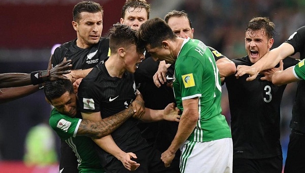 VIDEO: Màn ẩu đả của Mexico và New Zealand tại Confed Cup