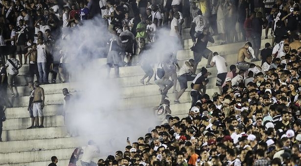 VIDEO: Bạo động kinh hoàng tại giải VĐQG Brazil