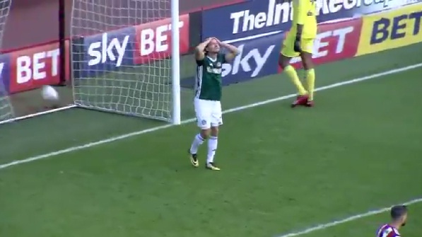 VIDEO: Một loạt tình huống bỏ lỡ khó tin tại hạng Nhất Anh