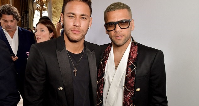 VIDEO: D. Alves cùng Neymar sải bước tự tin trên sàn Catwalk