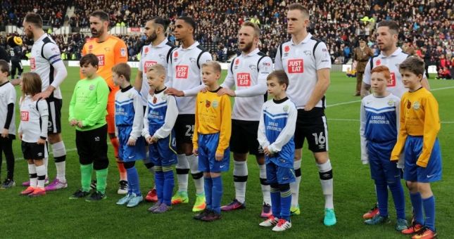 Lý do các cầu thủ luôn bước ra sân cùng với trẻ em 